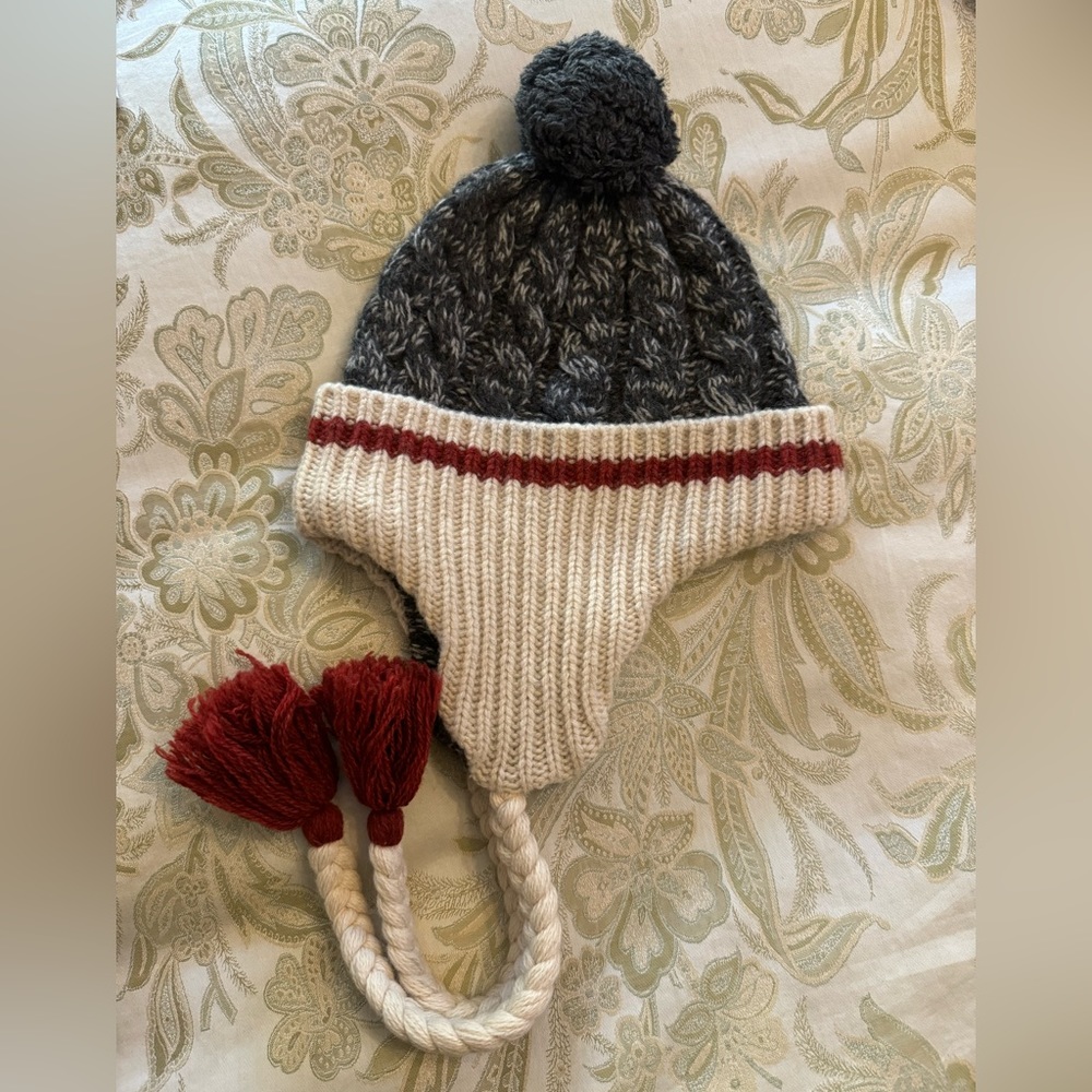 Roots Canada Pom Pom sweater hat